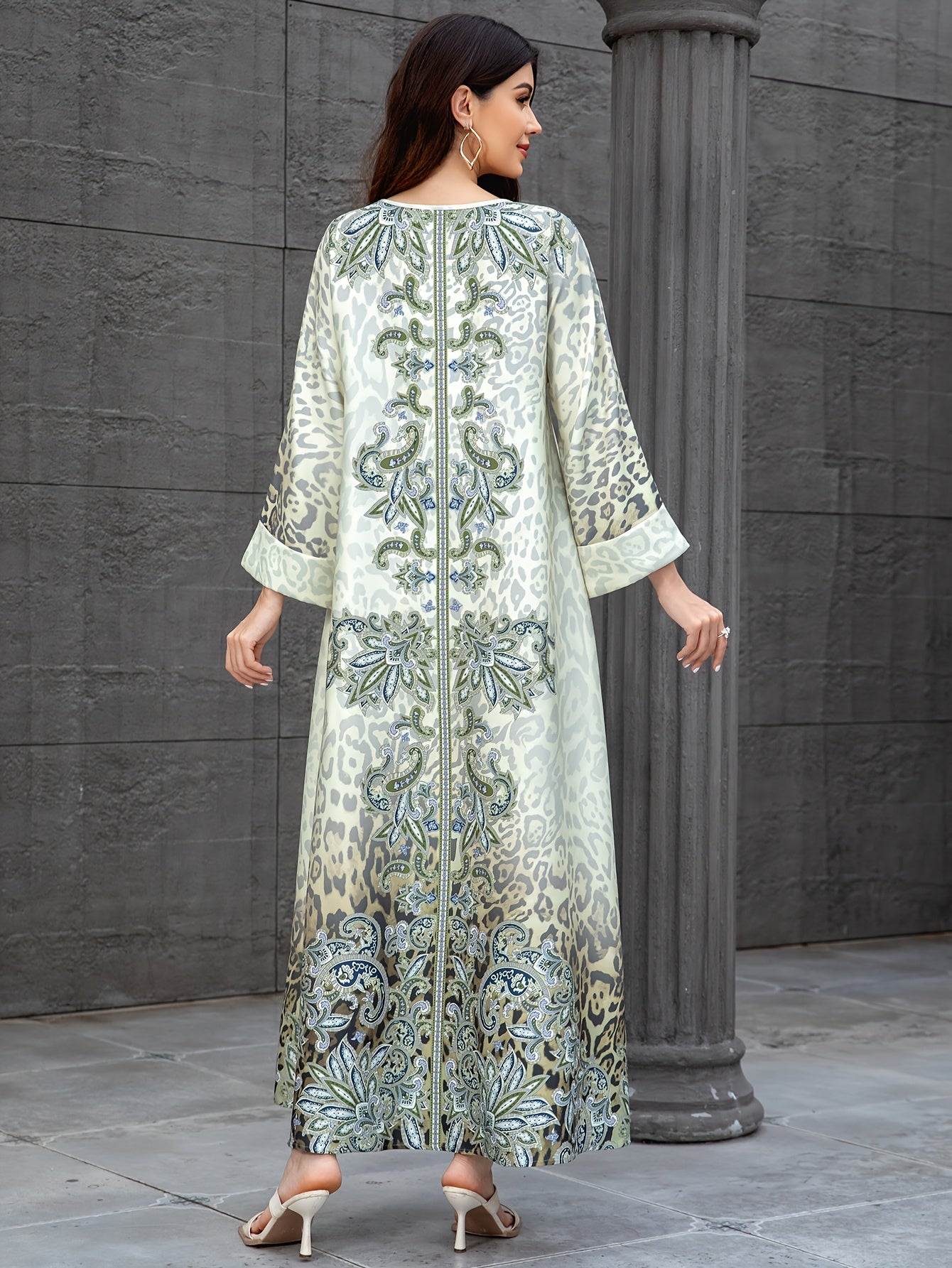 Orientated spot goods. It's a Muslim Women's long robe for the Middle East. It has prints for Ramadan, turned-up sleeves, and is embellished with hotfix rhinestones and beads. It's an elegant lady's Abaya, an Arabian dress ca