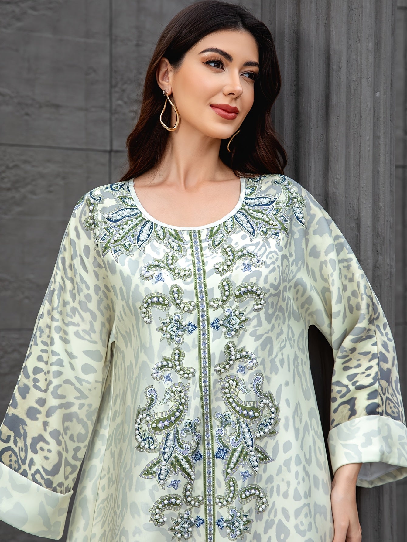 Orientated spot goods. It's a Muslim Women's long robe for the Middle East. It has prints for Ramadan, turned-up sleeves, and is embellished with hotfix rhinestones and beads. It's an elegant lady's Abaya, an Arabian dress ca