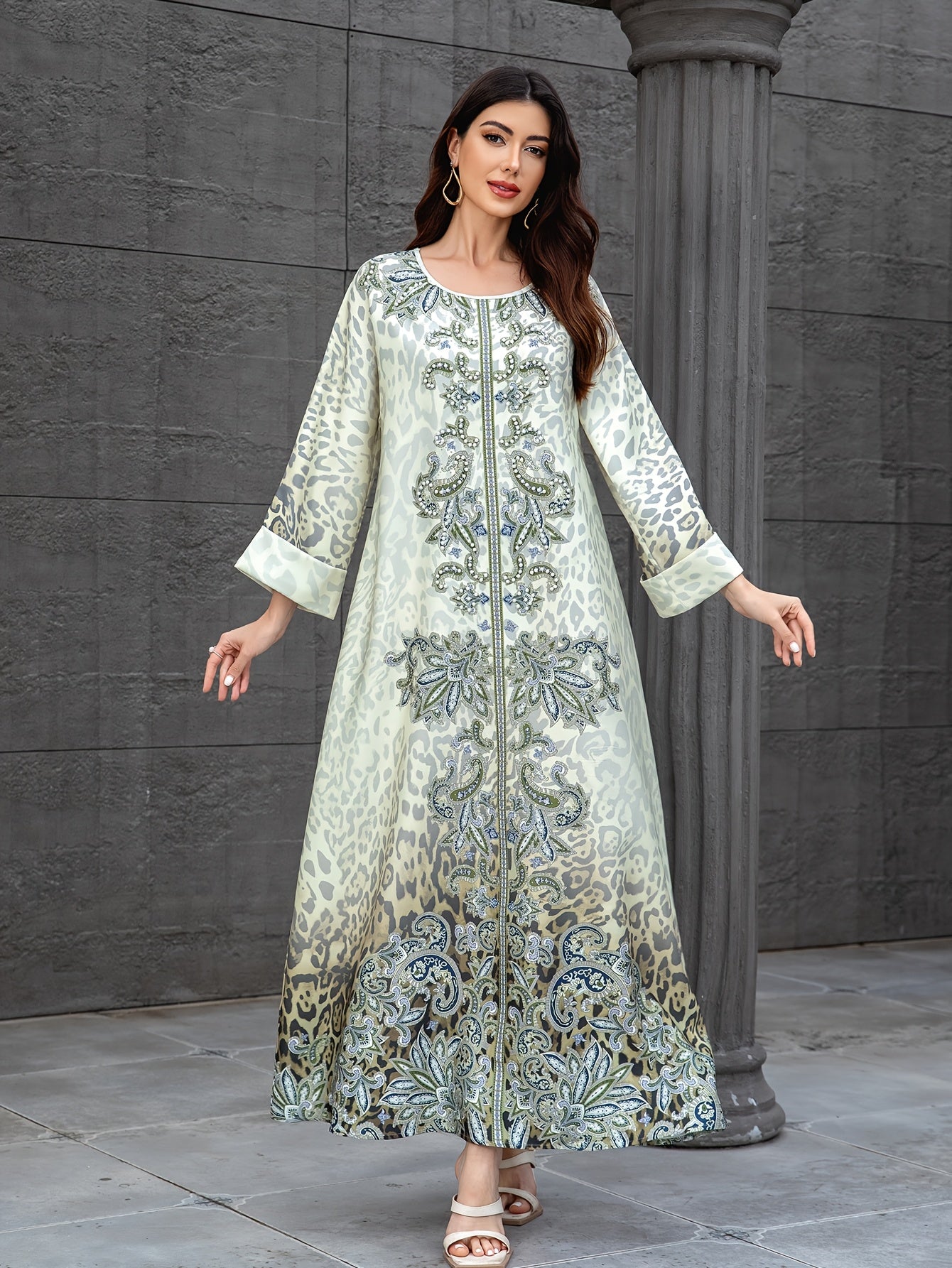Orientated spot goods. It's a Muslim Women's long robe for the Middle East. It has prints for Ramadan, turned-up sleeves, and is embellished with hotfix rhinestones and beads. It's an elegant lady's Abaya, an Arabian dress ca